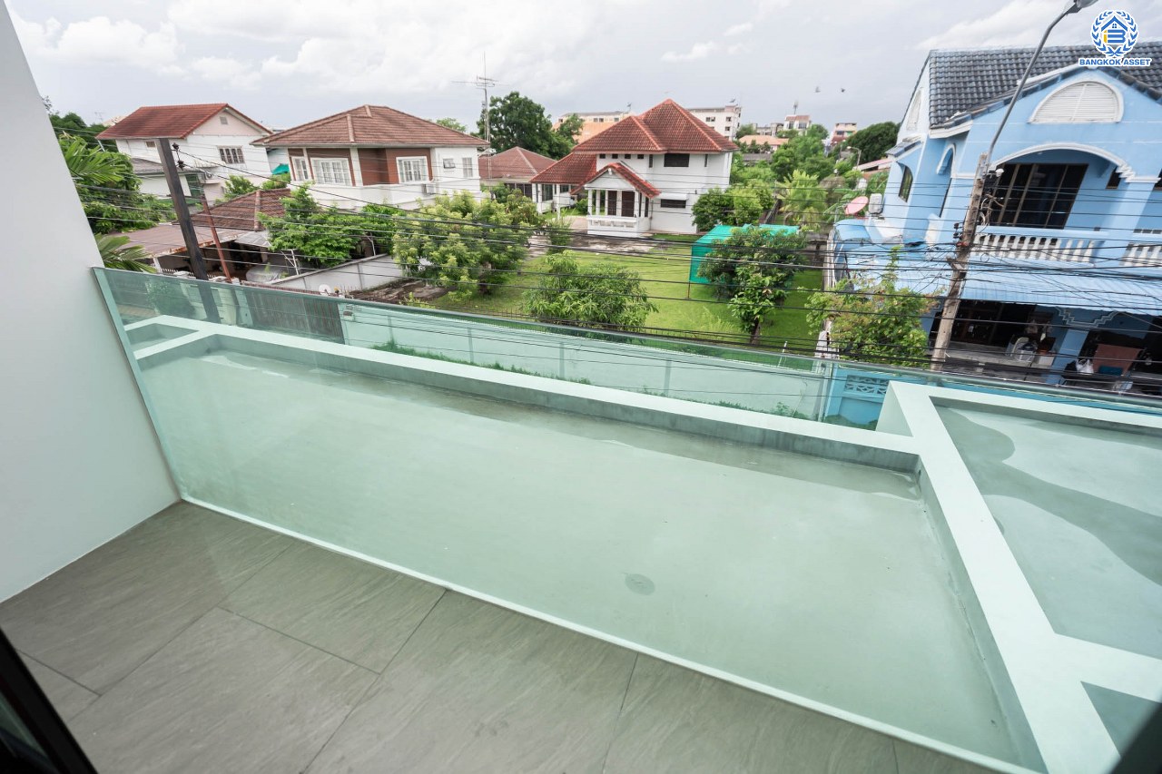 บ้านมือสองตกแต่งใหม่ ม.ซอย พหลโยธิน56 พหลโยธิน บ้านเดี่ยวหลังใหญ่ ภายในตกแต่งหรูหรา บนเนื้อที่เยอะถึง 98.60 ตร.ว. 3 ห้องนอน 3 ห้องน้ำ 2 ที่จอดรถ บรรยากาศเป็นส่วนตัว พร้อมมีสระน้ำในตัว บนพื้นที่กว่า 430 ตร.ม. บนทำเลที่ดี เชื่อมต่อถนน พหลโยธิน, ลำลูกกา, วิภาวดี-รังสิต เดินทางสะดวกใกล้รถไฟฟ้า สถานี "แยก คปอ, คูคต"